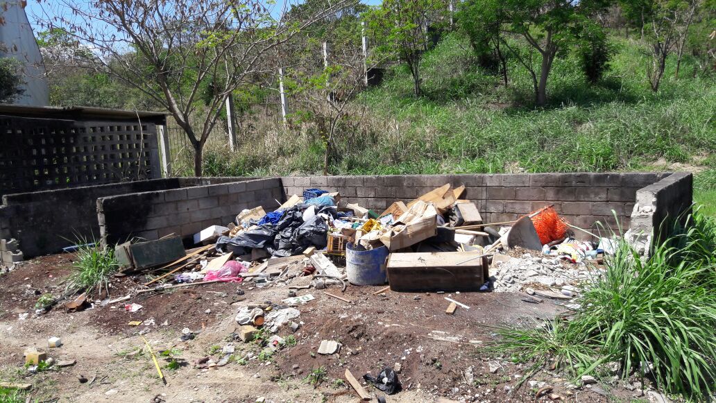 Denúncia do Linha Verde leva agentes do INEA a empresa que descartava resíduos de forma ilegal em Campo Grande 